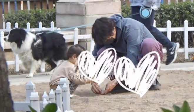 王傳君外出遛娃,頭髮蓬亂不修邊幅,變超級奶爸陪女兒玩沙有耐心