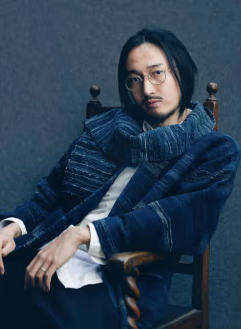王傳君外出遛娃,頭髮蓬亂不修邊幅,變超級奶爸陪女兒玩沙有耐心