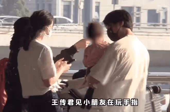 王傳君外出遛娃,頭髮蓬亂不修邊幅,變超級奶爸陪女兒玩沙有耐心