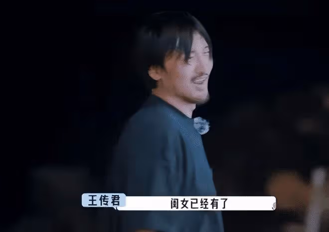 王傳君外出遛娃,頭髮蓬亂不修邊幅,變超級奶爸陪女兒玩沙有耐心