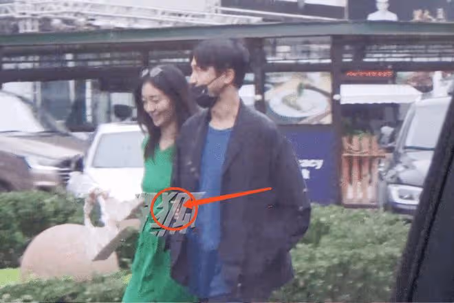 王傳君外出遛娃,頭髮蓬亂不修邊幅,變超級奶爸陪女兒玩沙有耐心