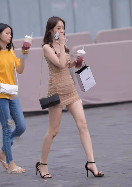 膚色抹胸弔帶包臀裙，褶皺和網紗設計，讓穿搭者看起來更加性感