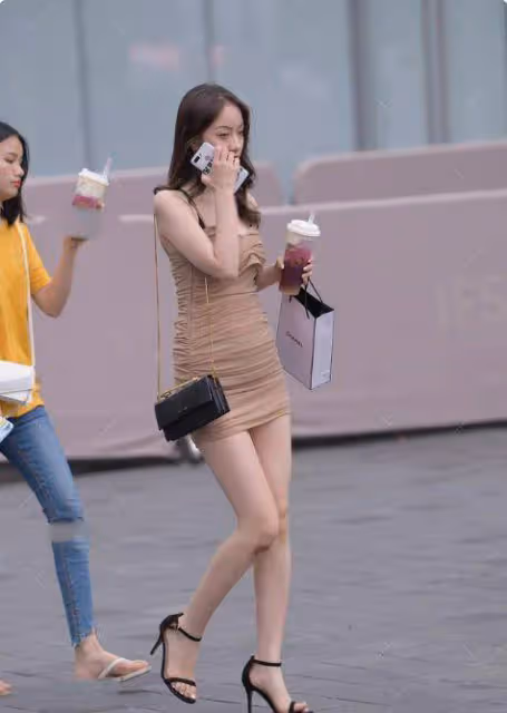 膚色抹胸弔帶包臀裙，褶皺和網紗設計，讓穿搭者看起來更加性感