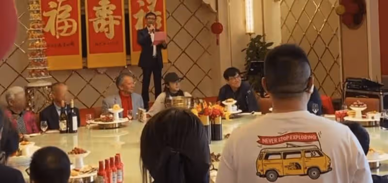 湯唯6歲女兒真容曝光，蹦蹦跳跳為畫家外公祝壽，眼皮內雙似媽媽