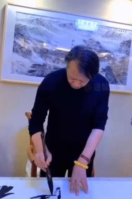 湯唯6歲女兒真容曝光，蹦蹦跳跳為畫家外公祝壽，眼皮內雙似媽媽