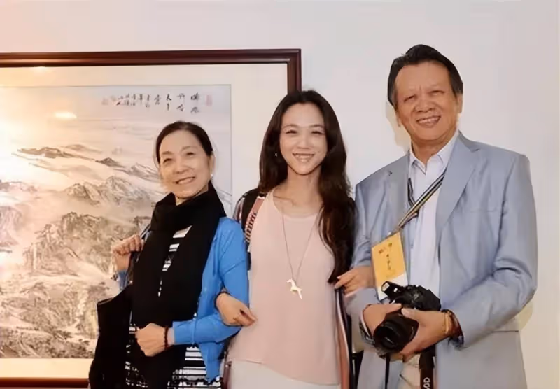 湯唯6歲女兒真容曝光，蹦蹦跳跳為畫家外公祝壽，眼皮內雙似媽媽