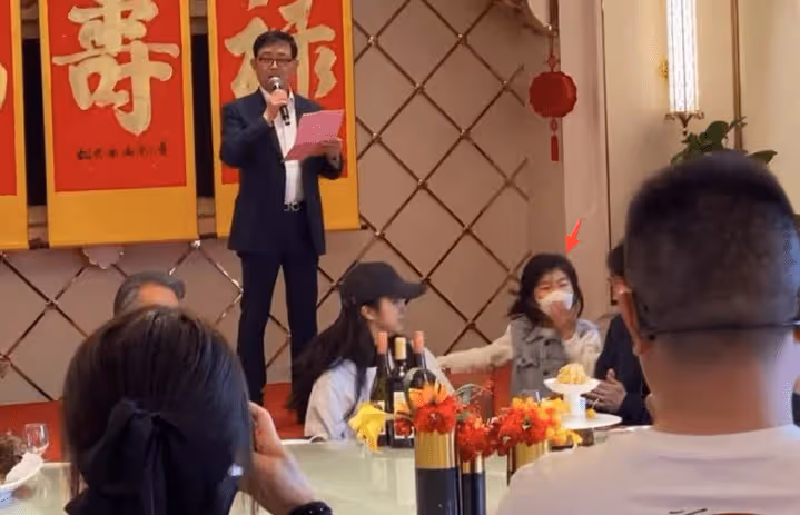 湯唯6歲女兒真容曝光，蹦蹦跳跳為畫家外公祝壽，眼皮內雙似媽媽