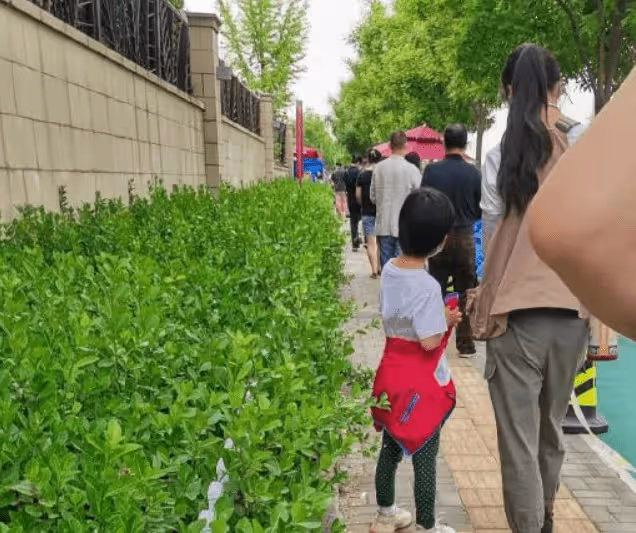 湯唯6歲女兒真容曝光，蹦蹦跳跳為畫家外公祝壽，眼皮內雙似媽媽