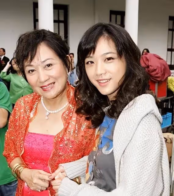 湯唯6歲女兒真容曝光，蹦蹦跳跳為畫家外公祝壽，眼皮內雙似媽媽