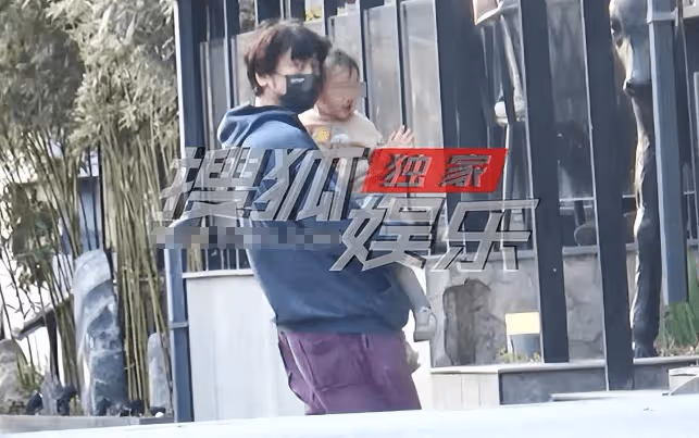 王傳君獨自抱娃逛公園，耐心陪愛女玩滑梯、沙子，囡囡可愛似齊溪
