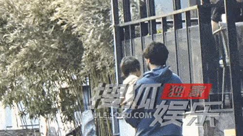 王傳君獨自抱娃逛公園，耐心陪愛女玩滑梯、沙子，囡囡可愛似齊溪