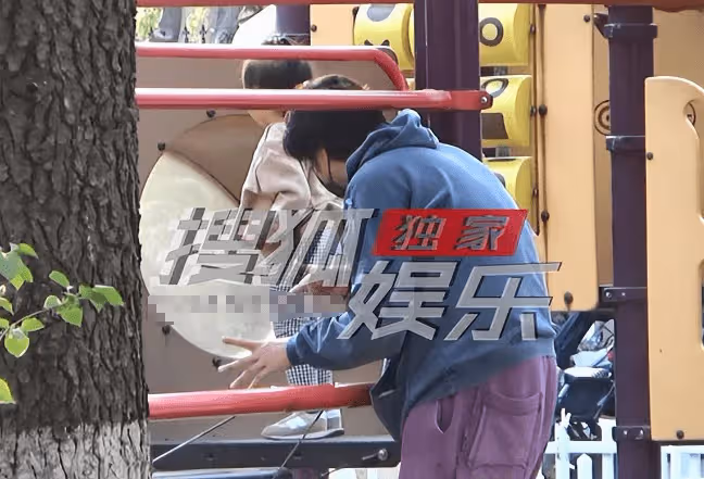 王傳君獨自抱娃逛公園，耐心陪愛女玩滑梯、沙子，囡囡可愛似齊溪