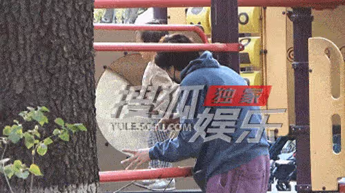 王傳君獨自抱娃逛公園，耐心陪愛女玩滑梯、沙子，囡囡可愛似齊溪