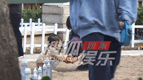 王傳君獨自抱娃逛公園，耐心陪愛女玩滑梯、沙子，囡囡可愛似齊溪