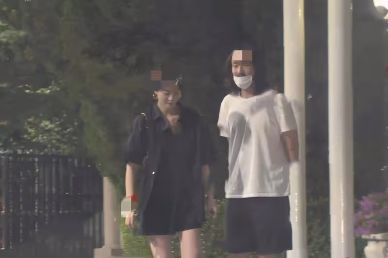 王傳君獨自抱娃逛公園，耐心陪愛女玩滑梯、沙子，囡囡可愛似齊溪