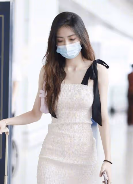 穿包臀裙大秀「空竹」身材，瘦得讓人羨慕，性感與甜美都兼具！
