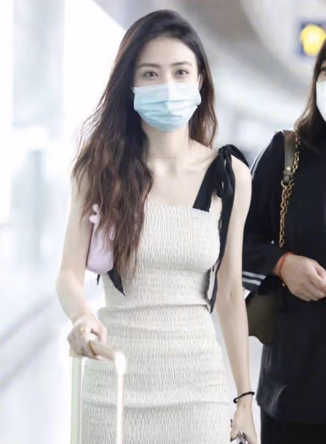 穿包臀裙大秀「空竹」身材，瘦得讓人羨慕，性感與甜美都兼具！