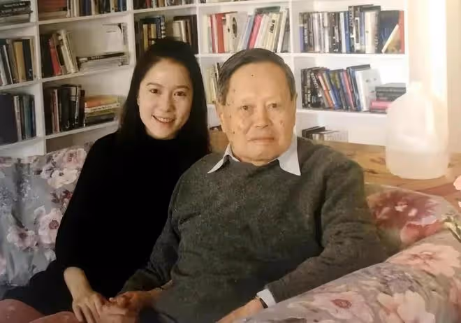 101歲楊振寧罕見露面,與林青霞同獲港大博士學位,曾被曝過病危