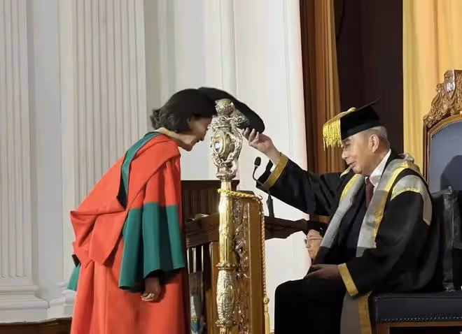 101歲楊振寧罕見露面,與林青霞同獲港大博士學位,曾被曝過病危