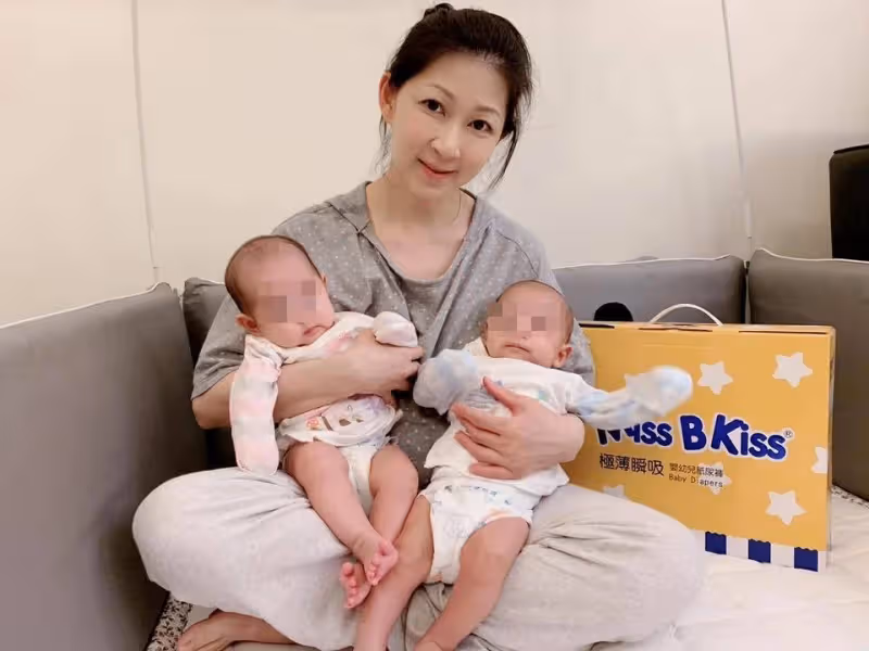 感謝老天厚愛！女星「取卵剩三顆」46歲一次中兩個　結婚8年「甜拍全家福」龍鳳胎長大了