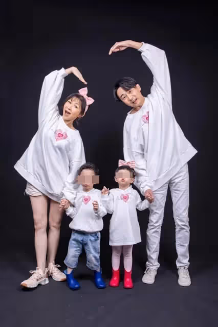 感謝老天厚愛！女星「取卵剩三顆」46歲一次中兩個　結婚8年「甜拍全家福」龍鳳胎長大了