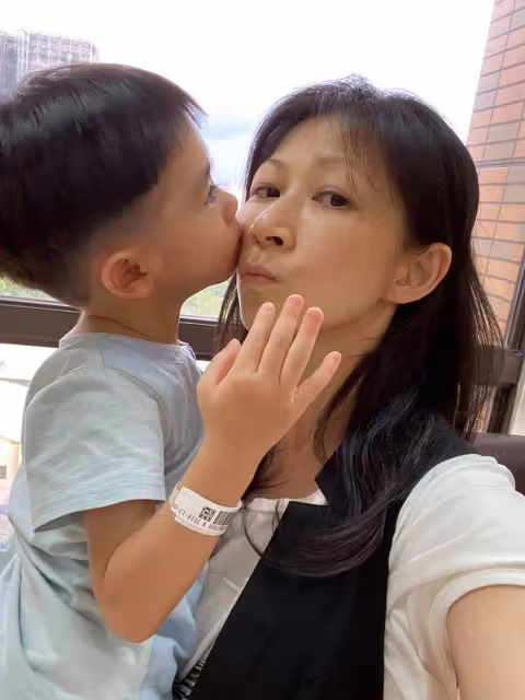 感謝老天厚愛!女星「取卵剩三顆」46歲一次中兩個 結婚8年「甜拍全家福」龍鳳胎長大了