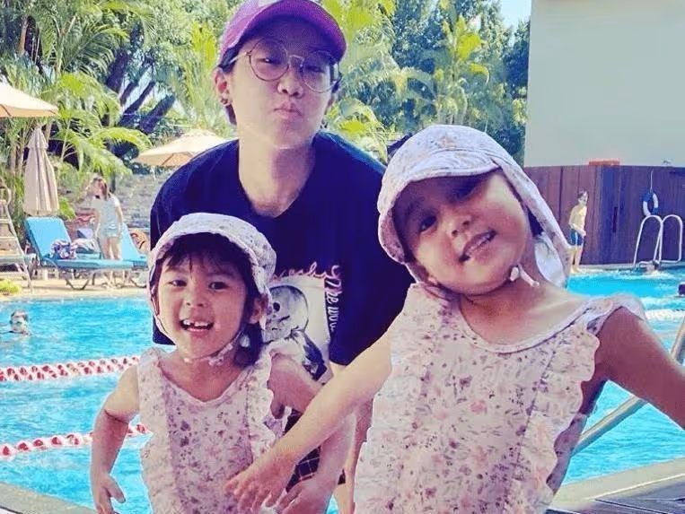 下巴像爸爸、眼睛成弱視,賈靜雯的3個女兒,似乎沒有那麼可愛了。