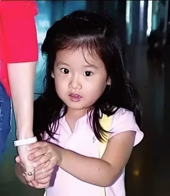 下巴像爸爸、眼睛成弱視,賈靜雯的3個女兒,似乎沒有那麼可愛了。