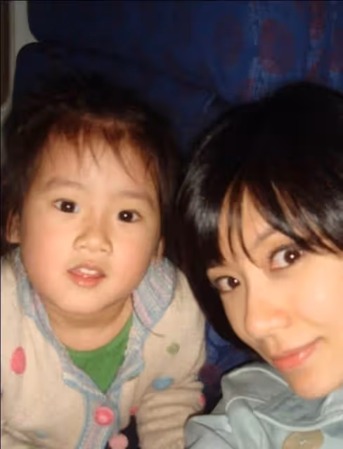 下巴像爸爸、眼睛成弱視,賈靜雯的3個女兒,似乎沒有那麼可愛了。