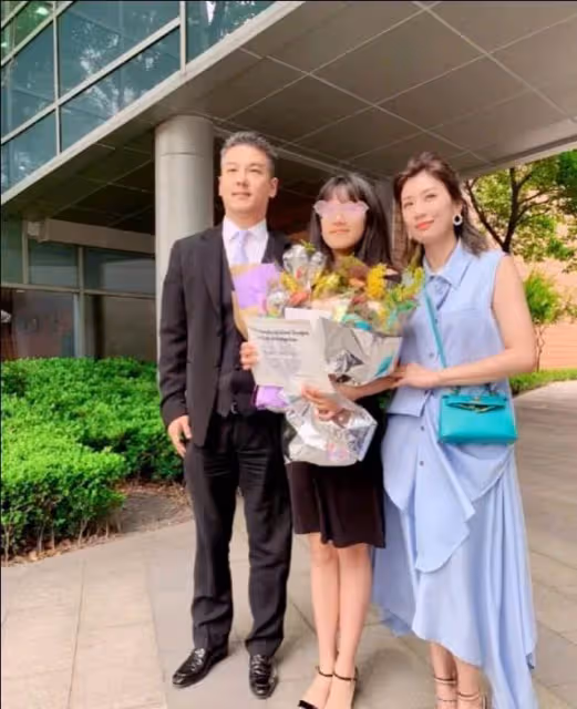 下巴像爸爸、眼睛成弱視,賈靜雯的3個女兒,似乎沒有那麼可愛了。