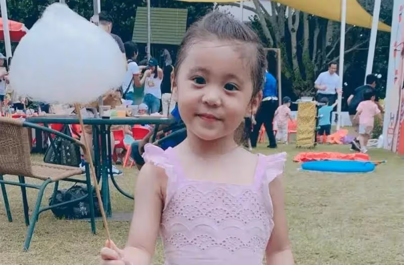 下巴像爸爸、眼睛成弱視,賈靜雯的3個女兒,似乎沒有那麼可愛了。