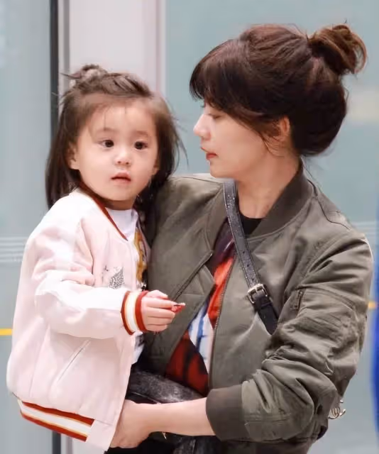 下巴像爸爸、眼睛成弱視,賈靜雯的3個女兒,似乎沒有那麼可愛了。