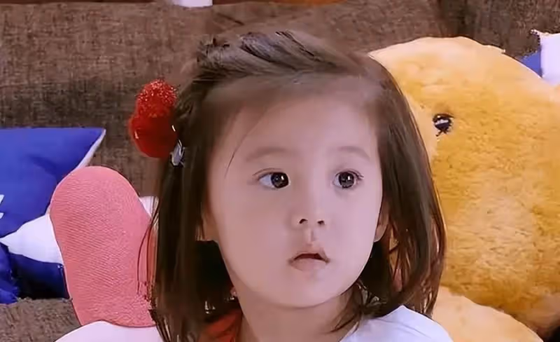 下巴像爸爸、眼睛成弱視,賈靜雯的3個女兒,似乎沒有那麼可愛了。