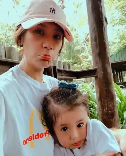下巴像爸爸、眼睛成弱視,賈靜雯的3個女兒,似乎沒有那麼可愛了。