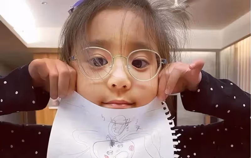 下巴像爸爸、眼睛成弱視,賈靜雯的3個女兒,似乎沒有那麼可愛了。