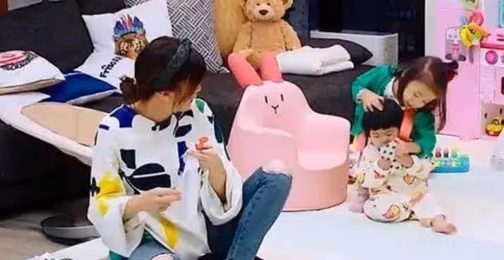下巴像爸爸、眼睛成弱視,賈靜雯的3個女兒,似乎沒有那麼可愛了。