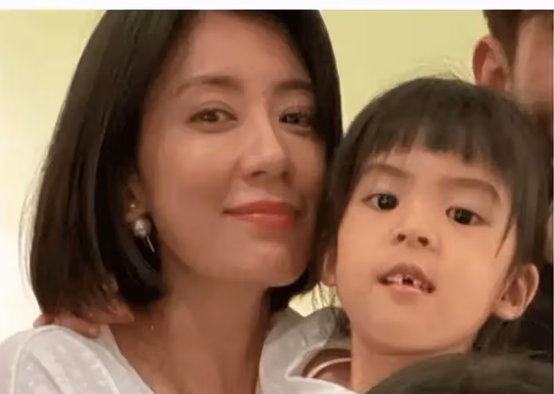 下巴像爸爸、眼睛成弱視,賈靜雯的3個女兒,似乎沒有那麼可愛了。