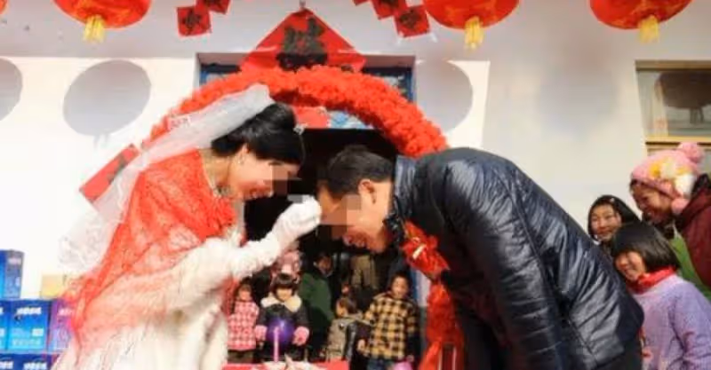 兒媳改嫁婆婆陪嫁十萬，婆婆患癌，兒媳取錢救她，輸完密碼後愣了