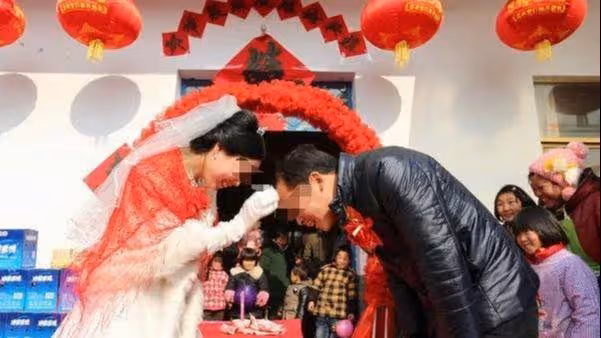 兒媳改嫁婆婆陪嫁十萬,婆婆患癌,兒媳取錢救她,輸完密碼後愣了