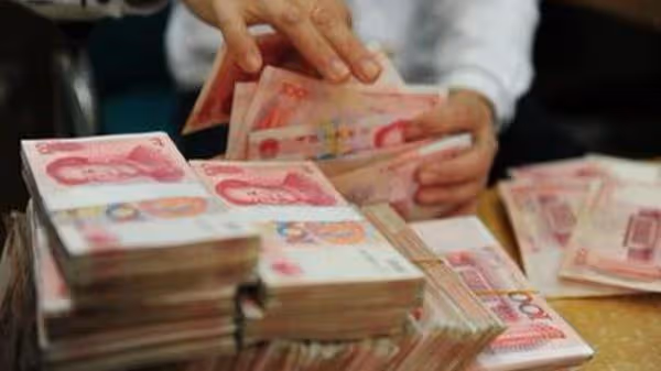 兒媳改嫁婆婆陪嫁十萬,婆婆患癌,兒媳取錢救她,輸完密碼後愣了