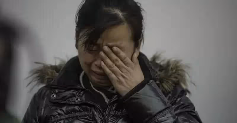 兒媳去世五年，旅遊時見個小孩長得像兒媳，跟蹤她回家我淚流不止