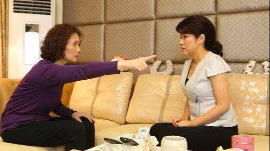 婆婆把兒媳當傭人,兒媳提離婚,兒子給兒媳發條簡訊,兒媳笑出淚
