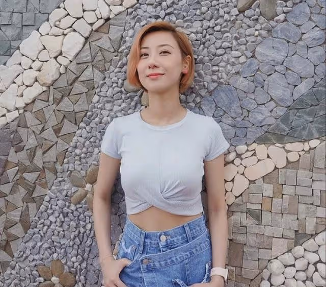 恭喜!香港知名女歌手被髮型師男友求婚成功,經濟壓力大怕生小孩