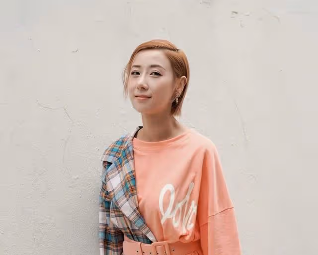 恭喜!香港知名女歌手被髮型師男友求婚成功,經濟壓力大怕生小孩