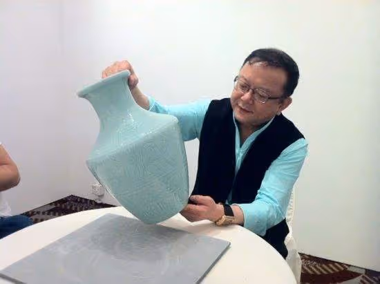 王剛回應清空社交帳號,自稱人很好將回北京做節目,隻字不提移民