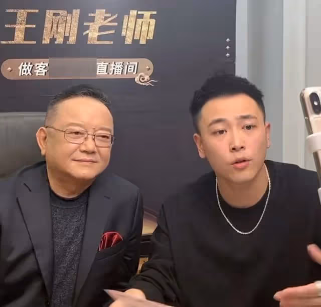 王剛回應清空社交帳號,自稱人很好將回北京做節目,隻字不提移民