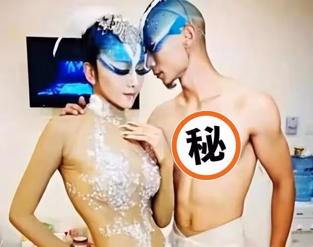 楊麗萍愛徒跳孔雀舞被罵不雅,男女貼身親吻亂蹭,網友:不堪入目