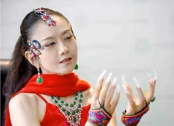 楊麗萍愛徒跳孔雀舞被罵不雅,男女貼身親吻亂蹭,網友:不堪入目