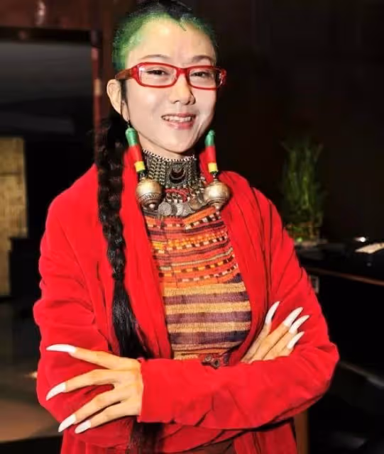 楊麗萍愛徒跳孔雀舞被罵不雅,男女貼身親吻亂蹭,網友:不堪入目