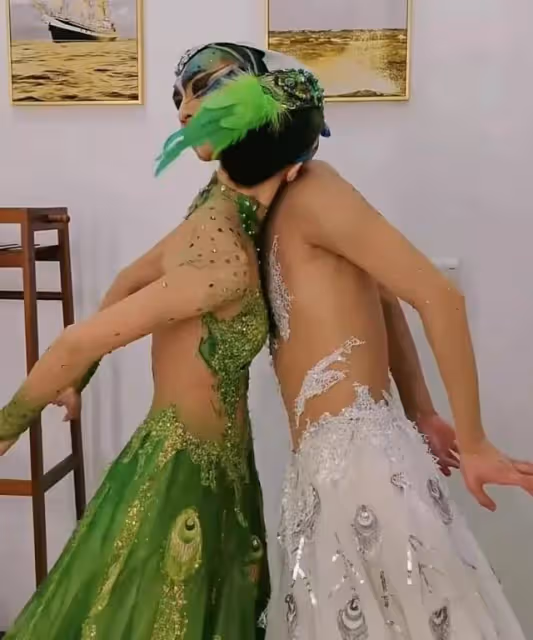 楊麗萍愛徒跳孔雀舞被罵不雅,男女貼身親吻亂蹭,網友:不堪入目